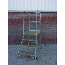 Platformtrap, werkhoogte 97 cm. Gebruikt.